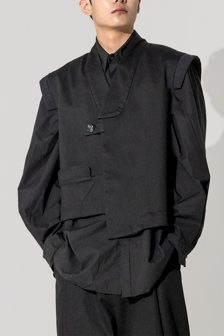 Black quilted vest with round collar from Ahhorn, stylish lightweight top perfect for layering and casual wear.