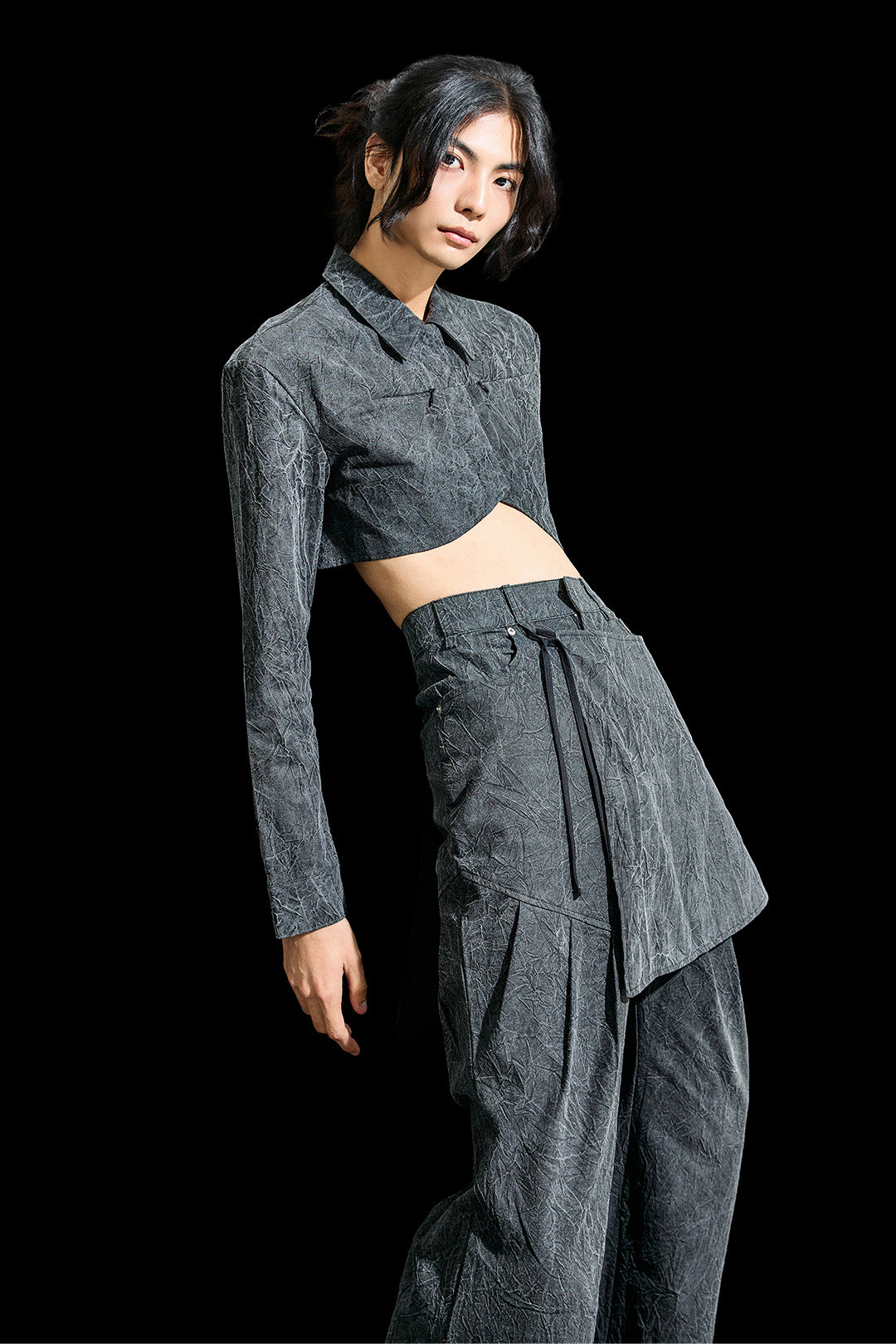 Reculer charcoal wrinkle R-Crop shirt for women, featuring a casual cropped design and soft fabric, ideal for everyday wear.