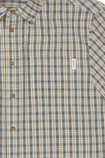 IOEDLE Rocket Slit Short-sleeve Shirt showing a modern design with a slit detail, lightweight fabric, and casual fit.
