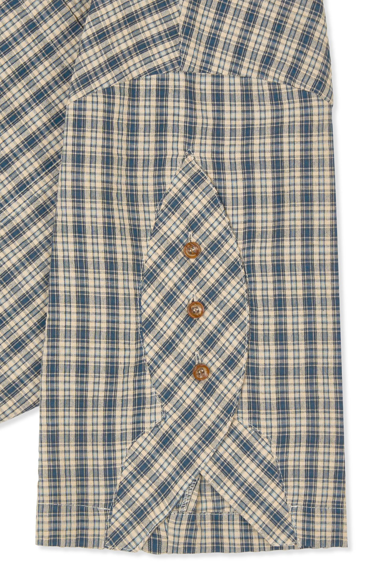 IOEDLE Rocket Slit Short-sleeve Shirt featuring a casual fit and stylish slit design, perfect for summer wear.