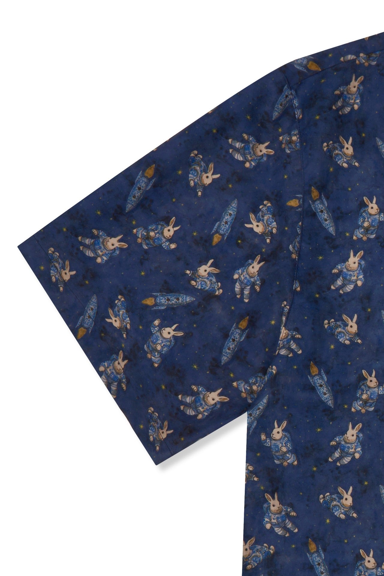 IOEDLE porcelain flight short-sleeve shirt with a sleek design, displayed on a hanger against a neutral background.