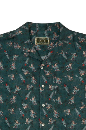 IOEDLE porcelain flight short-sleeve shirt featuring a smooth fabric, classic collar, and button-front design.