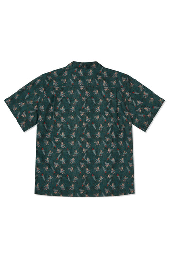 IOEDLE porcelain flight short-sleeve shirt displayed on a hanger, featuring a sleek design with a classic collar, in a light color.