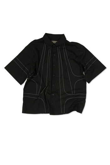 IOEDLE stitched stream short-sleeve shirt with a casual fit, featuring stitched detailing and a classic collar on a model.