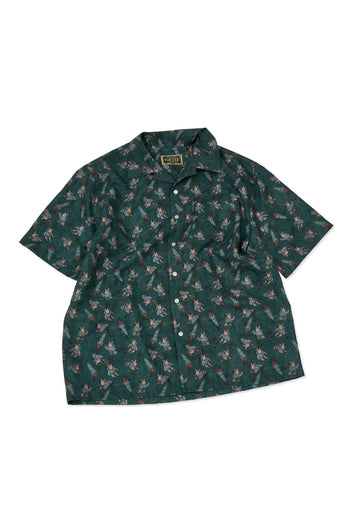 IOEDLE porcelain flight short-sleeve shirt displayed on a hanger, featuring a crisp white fabric with subtle pattern details.