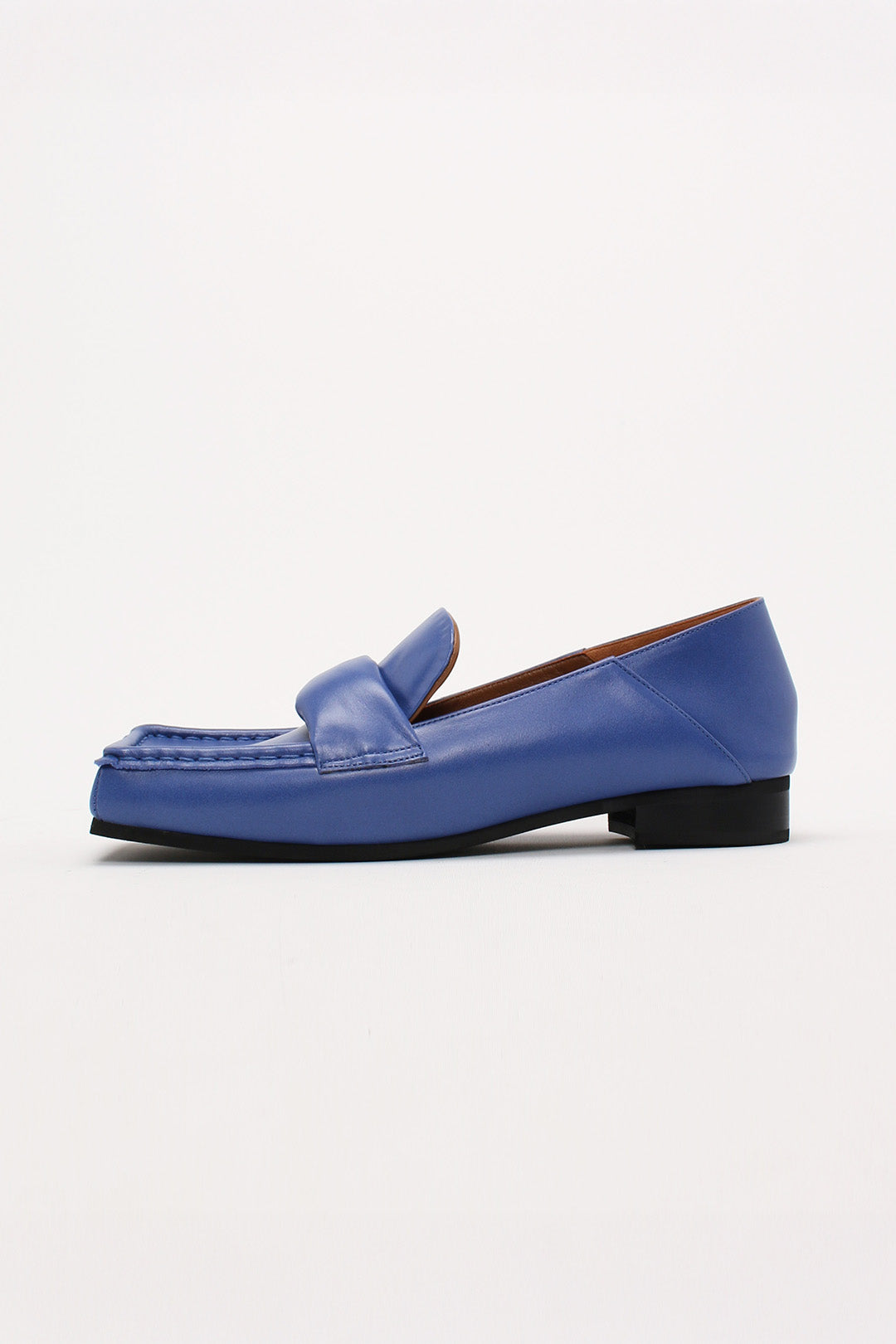 Finoacinque Arno Penny Loafers in blue leather, flat shoes with classic slip-on design and stitching details.