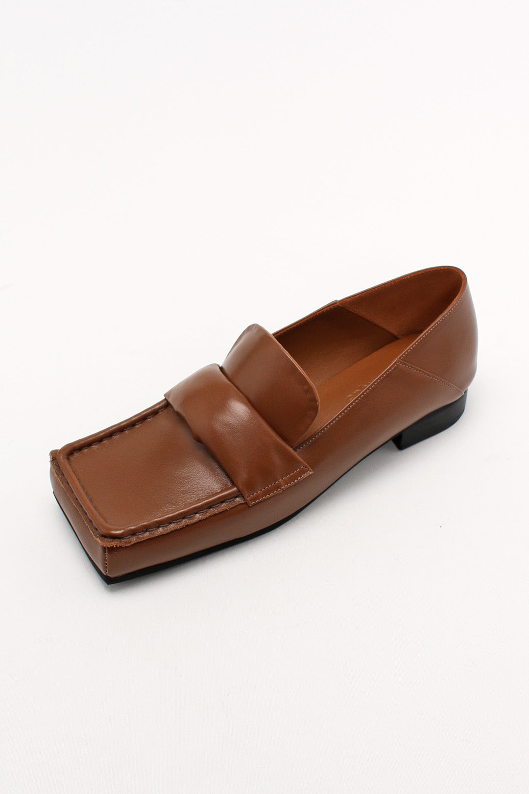 Finoacinque Arno Penny Loafers in camel color, stylish flat shoes with classic slip-on design and smooth leather finish.