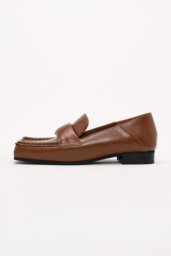 Finoacinque Arno Penny Loafers in camel leather, flat shoes with classic slip-on design and stitching detail.