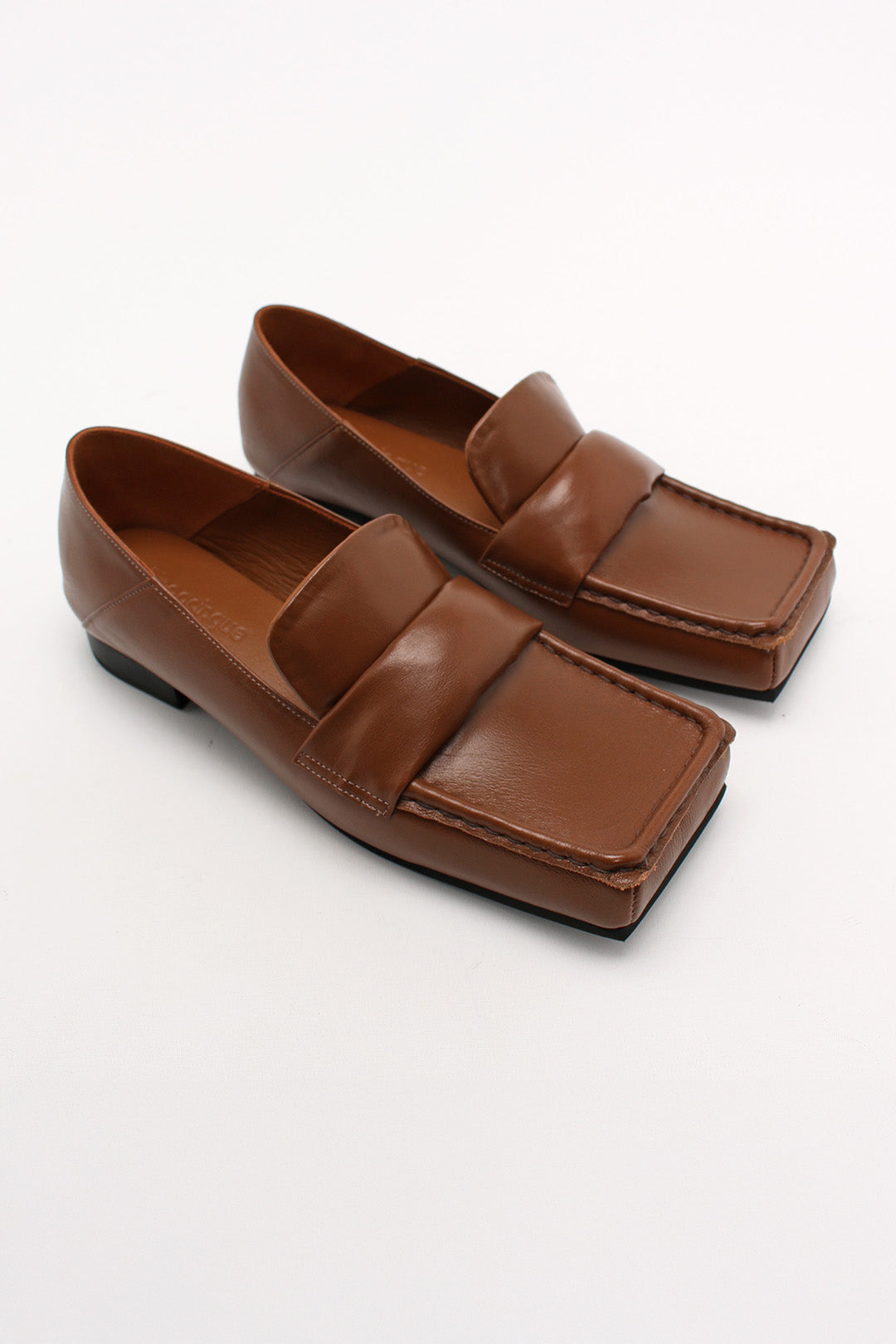 Finoacinque Arno Penny Loafers in camel leather, flat shoes with classic slip-on design and stylish stitching details.