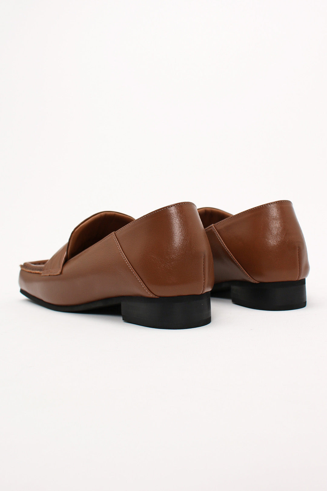 Finoacinque Arno penny loafers in camel leather, stylish flat shoes with classic slip-on design and smooth finish.