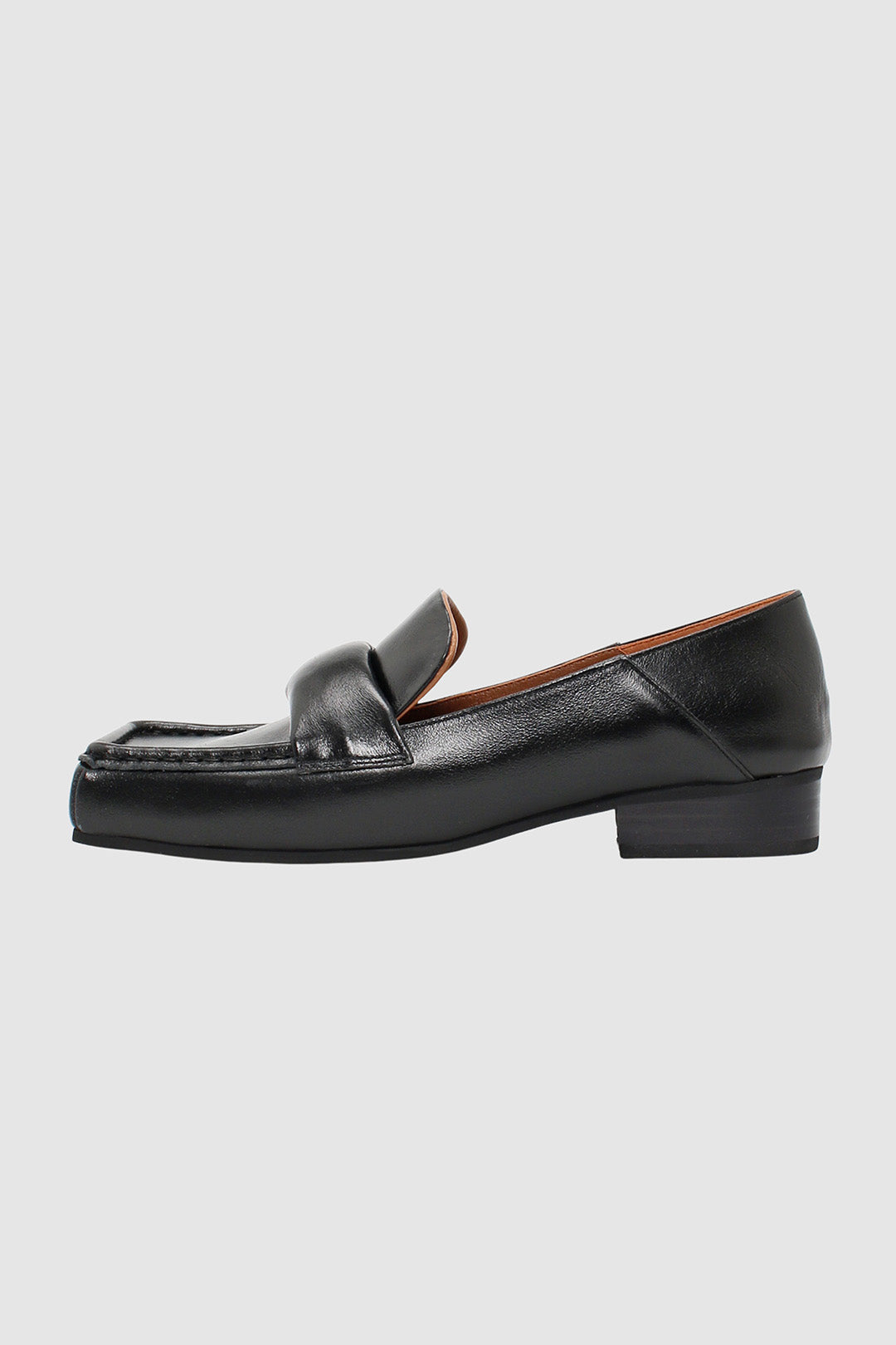 Black Arno Penny Loafers by Finoacinque, classic flat shoes with sleek leather design and tassel details on the front.