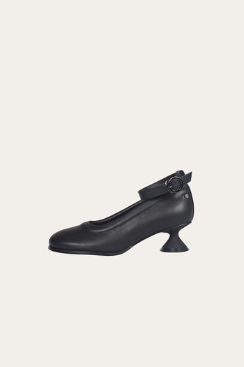 Uhjeo Hourglass Middle Heel Strap Pumps Black