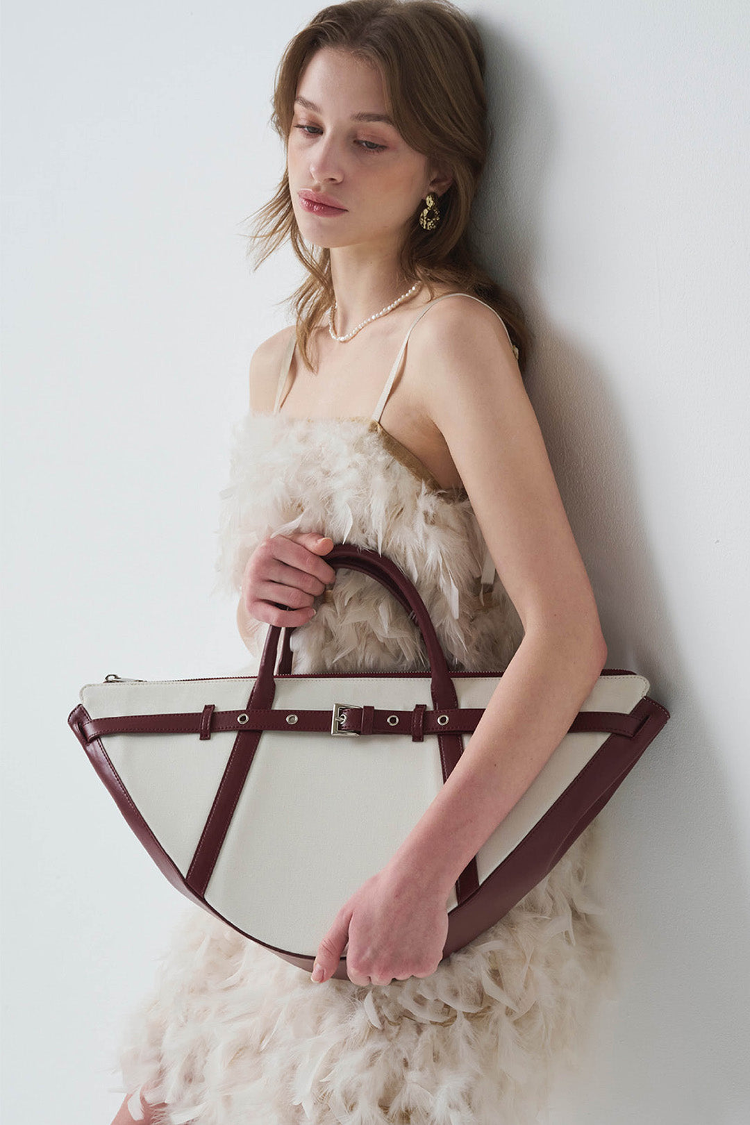 Deep red LE SAUT GOCHI Big Bag with sturdy handles and spacious interior, perfect for everyday use and stylish carrying.