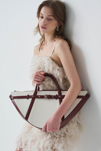 Deep red LE SAUT GOCHI Big Bag with sturdy handles and spacious interior, perfect for everyday use and stylish carrying.