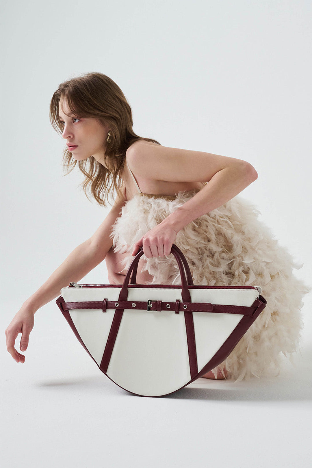 Deep red LE SAUT Gochi Big Bag with spacious design and sturdy handles, perfect for everyday use.