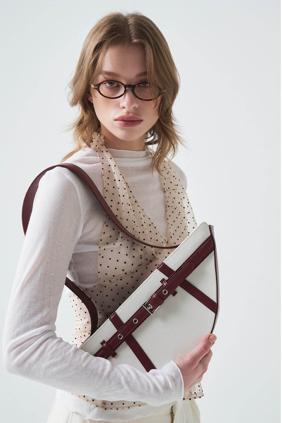Deep red GOCHI bag by LE SAUT, featuring a stylish design with handles and spacious interior, perfect for everyday use.