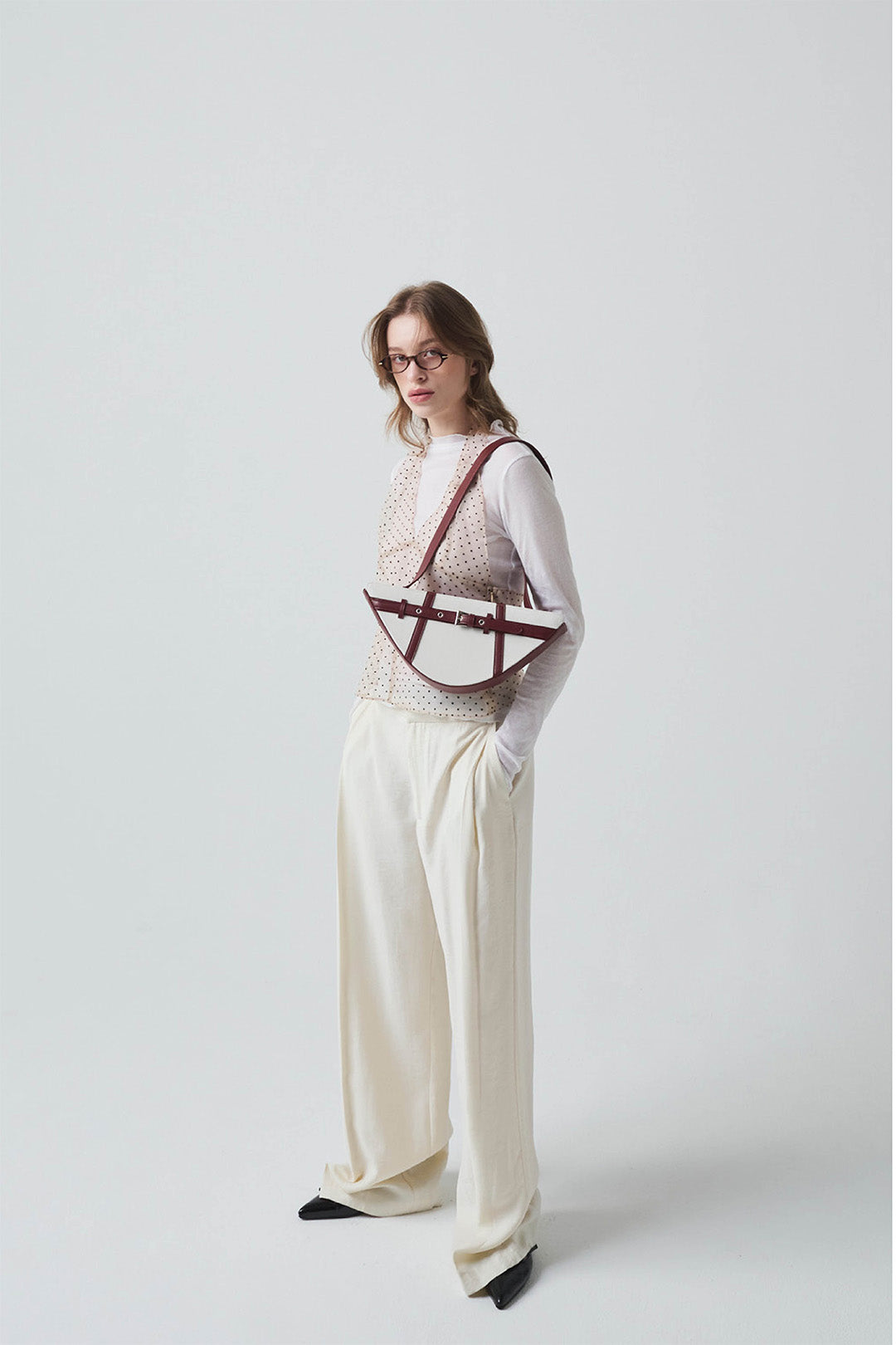 Deep red LE SAUT GOCHI bag showing sleek design and sturdy handles, perfect for stylish everyday use.