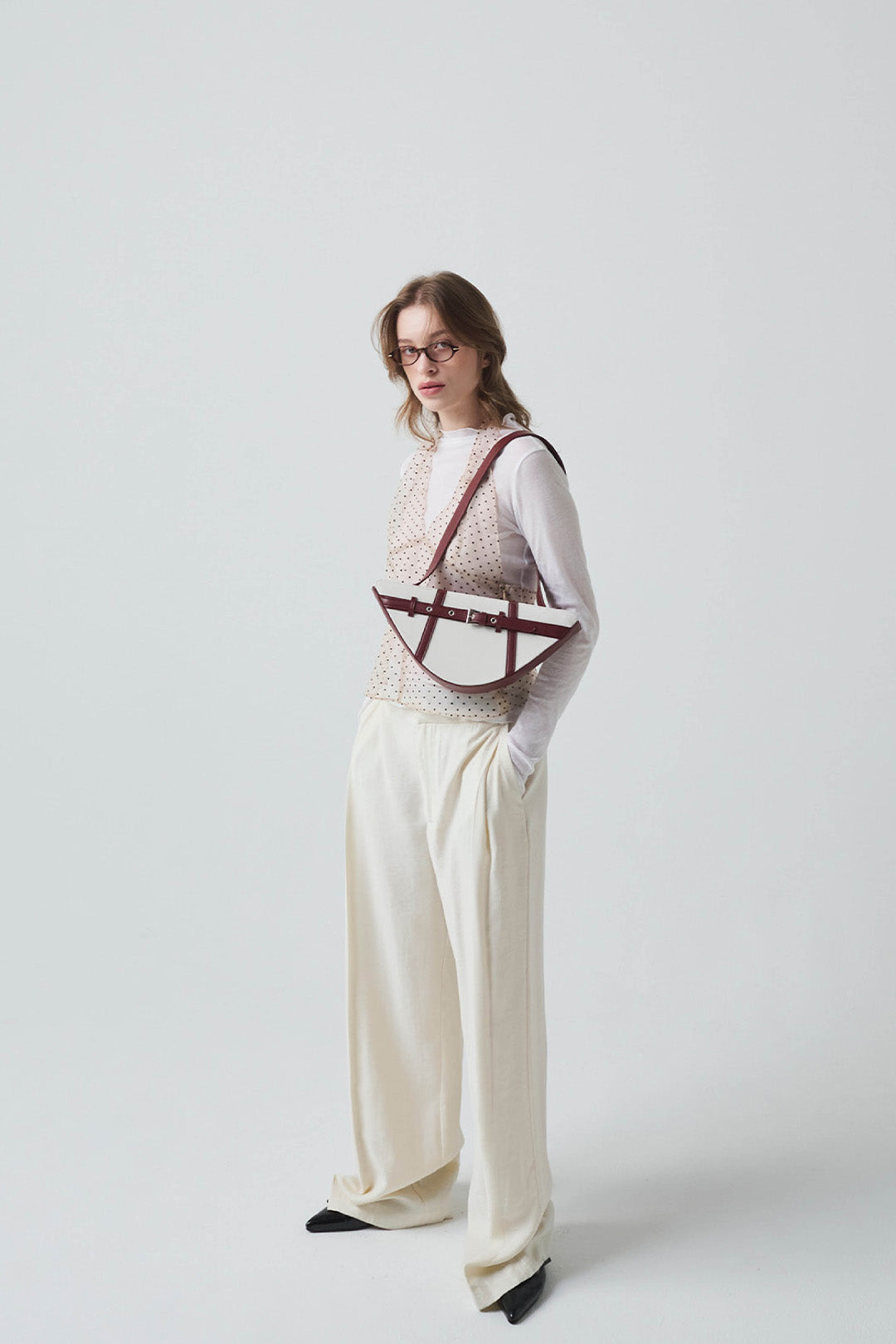 Deep red LE SAUT GOCHI bag with sleek design and sturdy handles, perfect for everyday use.