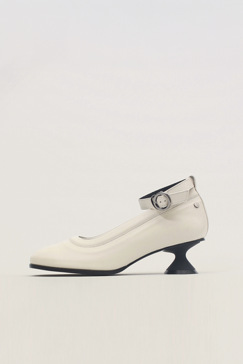 Uhjeo Hourglass Middle Heel Strap Pumps White