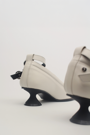 Uhjeo Hourglass Middle Heel Strap Pumps White