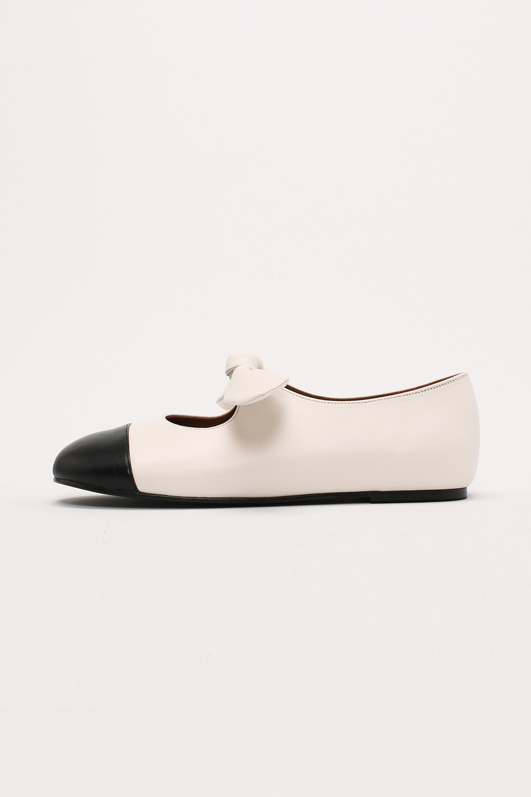 Finoacinque Lina Ribbon Maryjane flat shoes in ivory with ribbon details and classic Maryjane style.