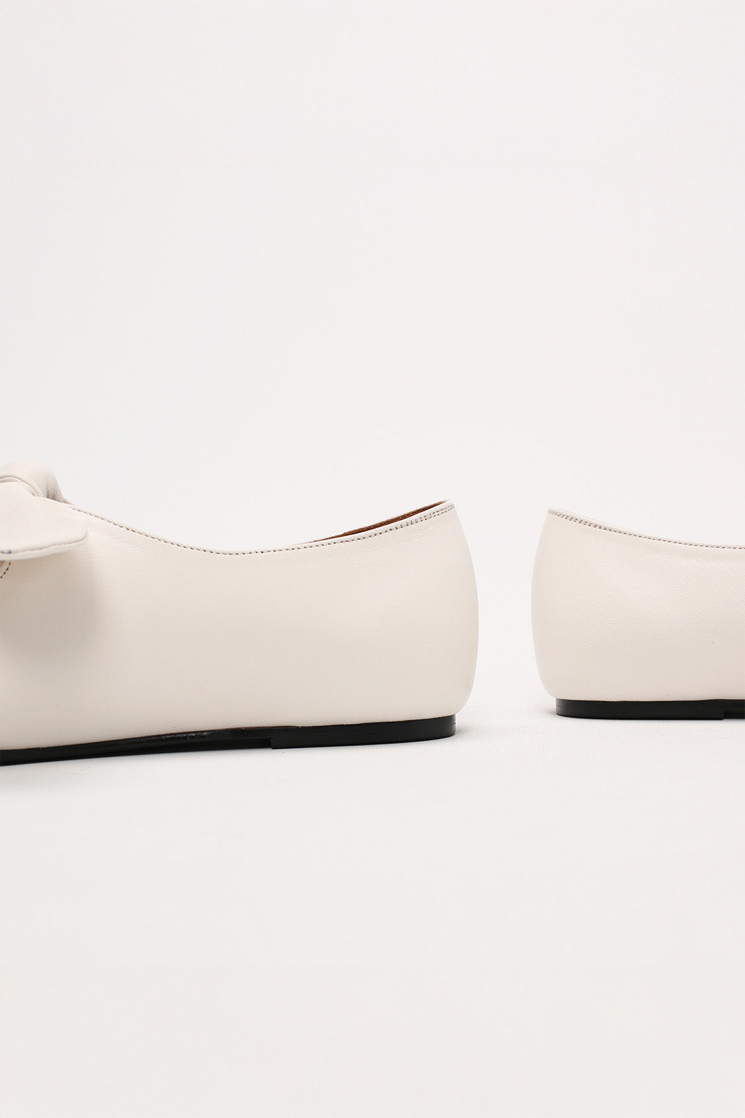Finoacinque Lina Ribbon Maryjane ivory flat shoes with ribbon accents and classic design, perfect for elegant casual wear.