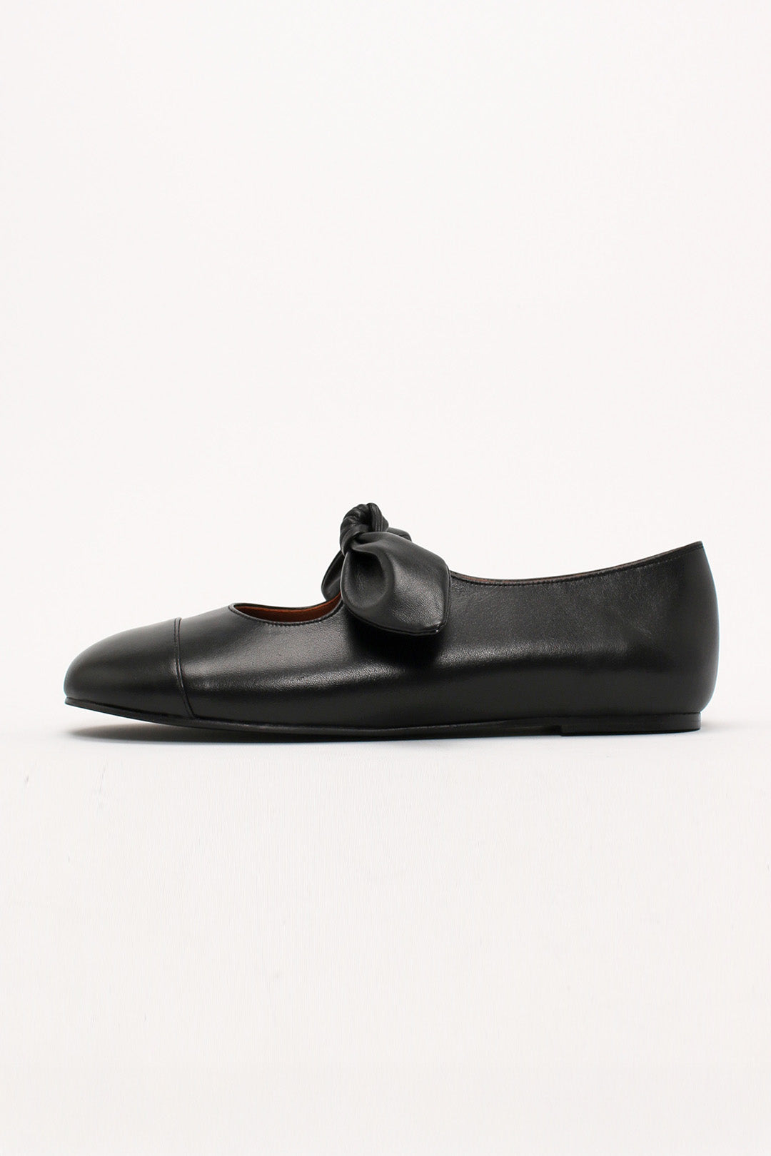 Finoacinque Lina Ribbon Maryjane black flat shoes with bow detail and rounded toe, showcasing stylish and comfortable footwear.