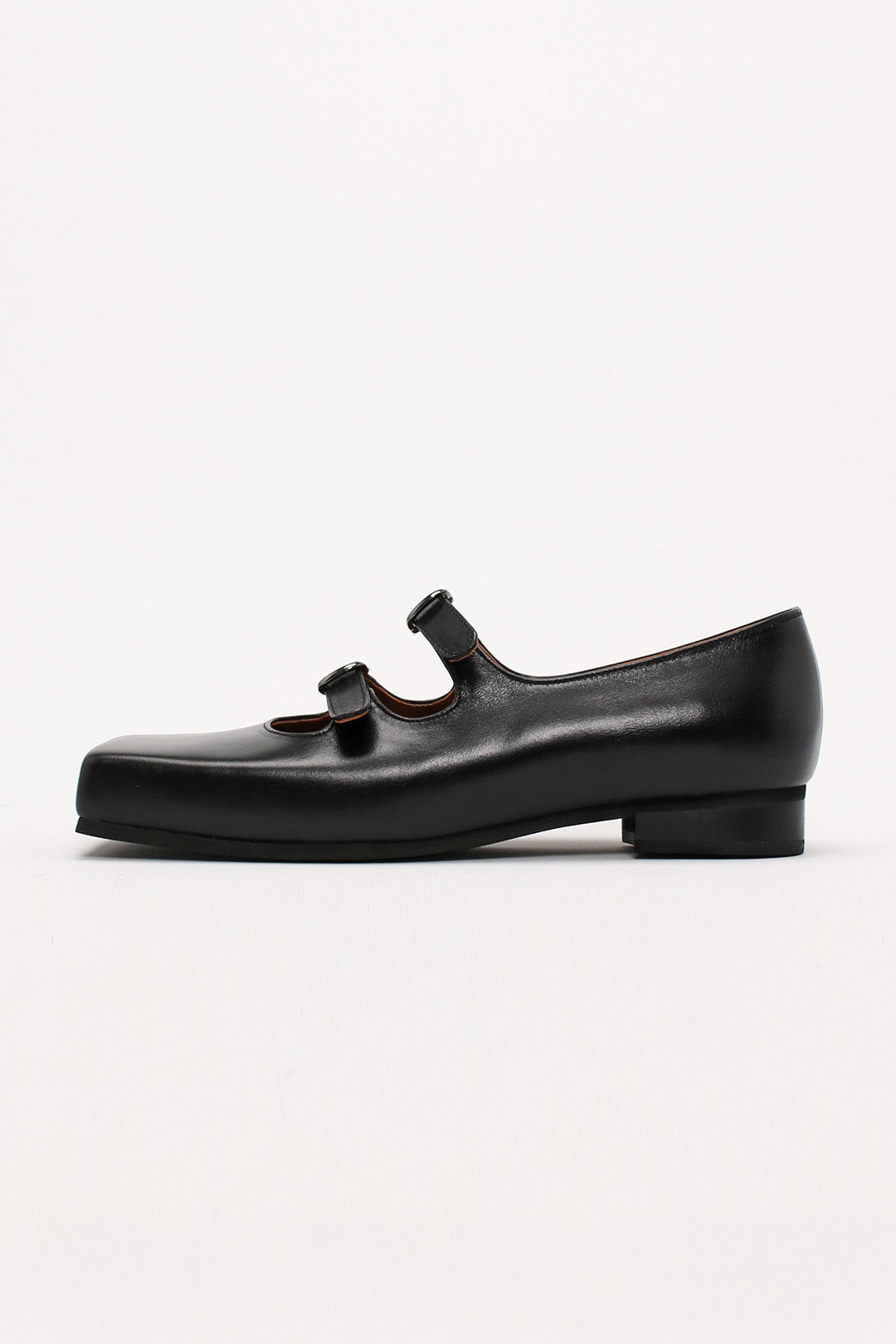 Black Nora strap flat shoes by Finoacinque with sleek design and comfortable flat soles, perfect for casual wear.