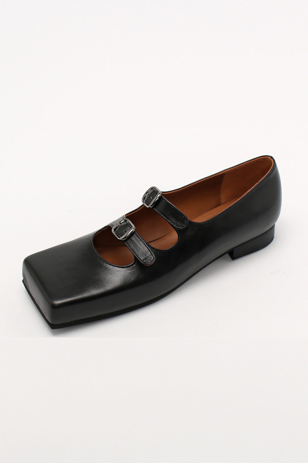 Black Nora strap flat shoes by Finoacinque featuring a sleek design and comfortable flat sole, shown on a plain background.
