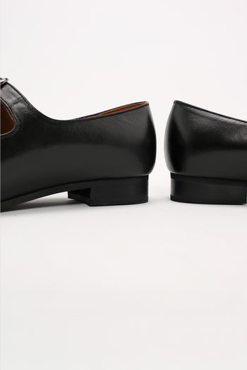 Black Nora flat shoes by Finoacinque featuring a sleek strap design, perfect for casual or chic everyday wear.