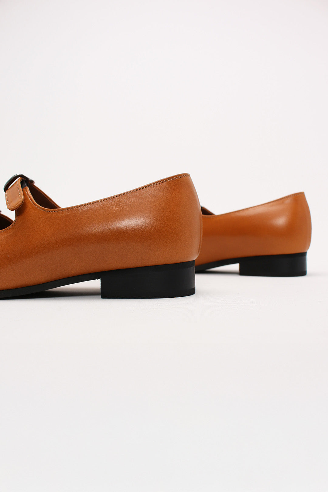 Finoacinque Nora strap flat shoes in camel color, featuring a sleek design and comfortable flat sole.
