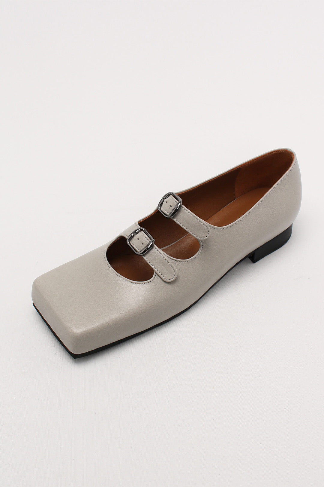 Light gray Nora strap flat shoes by Finoacinque with sleek design and comfortable flat sole, perfect for casual wear.