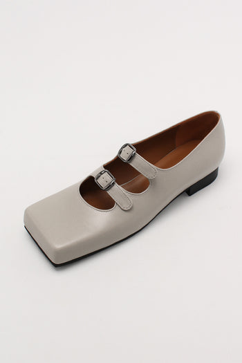 Light gray Nora strap flat shoes by Finoacinque with sleek design and comfortable flat sole, perfect for casual wear.