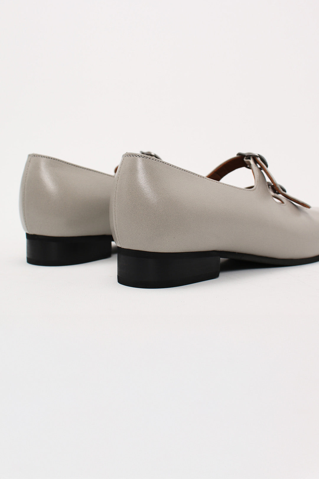 Light gray Nora strap flat shoes by Finoacinque, featuring a sleek design and comfortable flat sole.