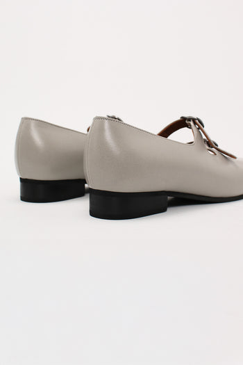 Light gray Nora strap flat shoes by Finoacinque, featuring a sleek design and comfortable flat sole.