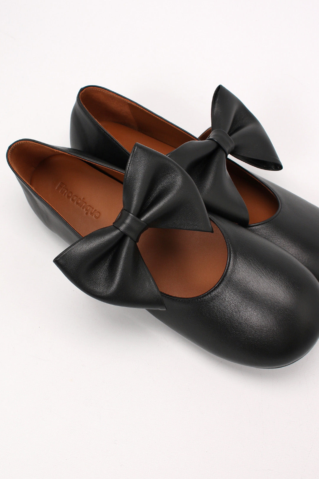 Finoacinque Soo Bow Mary Jane black flat shoes with a bow detail, stylish and comfortable footwear for women.