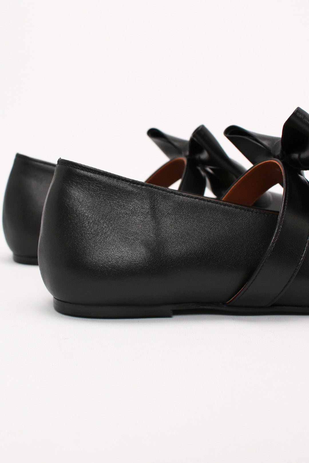 Black Soo Bow Mary Jane flat shoes by Finoacinque with a bow detail, stylish and comfortable for everyday wear.