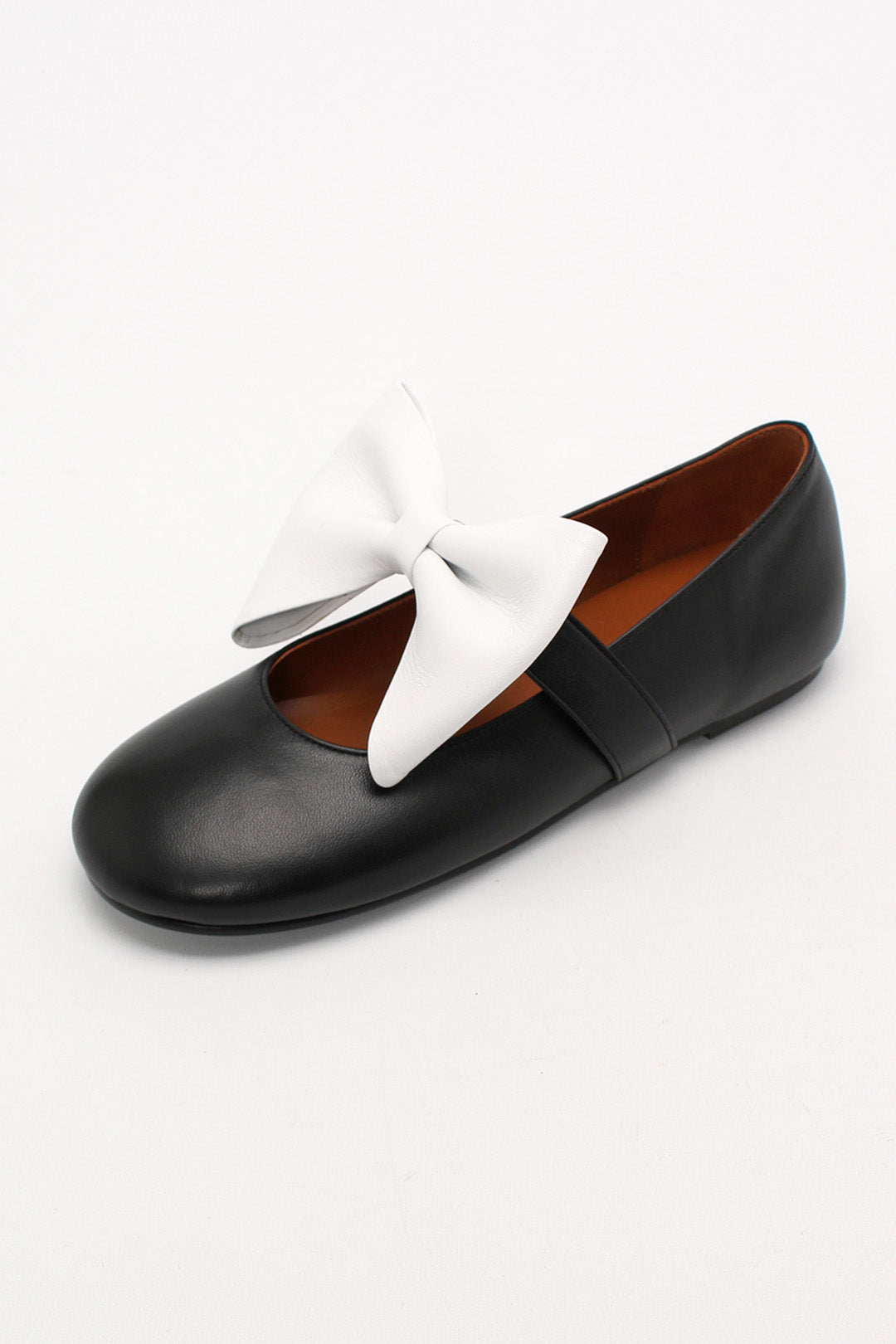 Finoacinque Soo Bow Mary Jane flat shoes in black and white with a bow detail, stylish and comfortable for everyday wear.