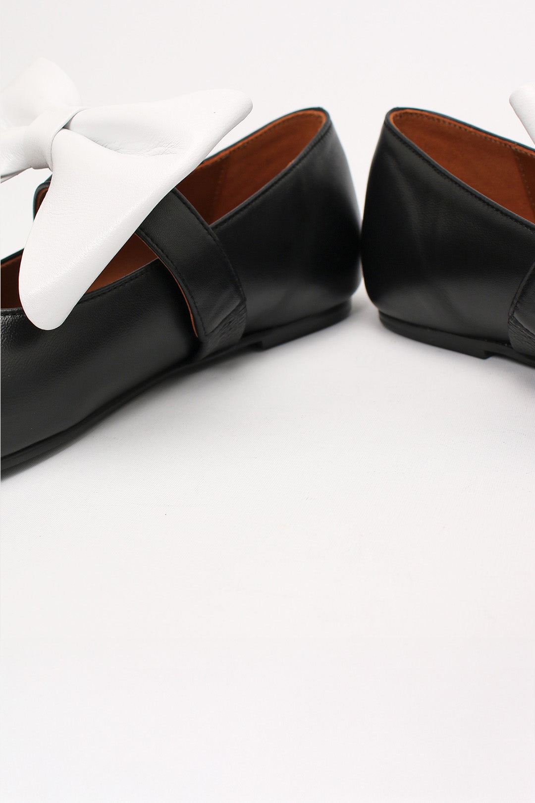Finoacinque Soo Bow Mary Jane flat shoes in black and white with a bow detail, stylish and comfortable for everyday wear.