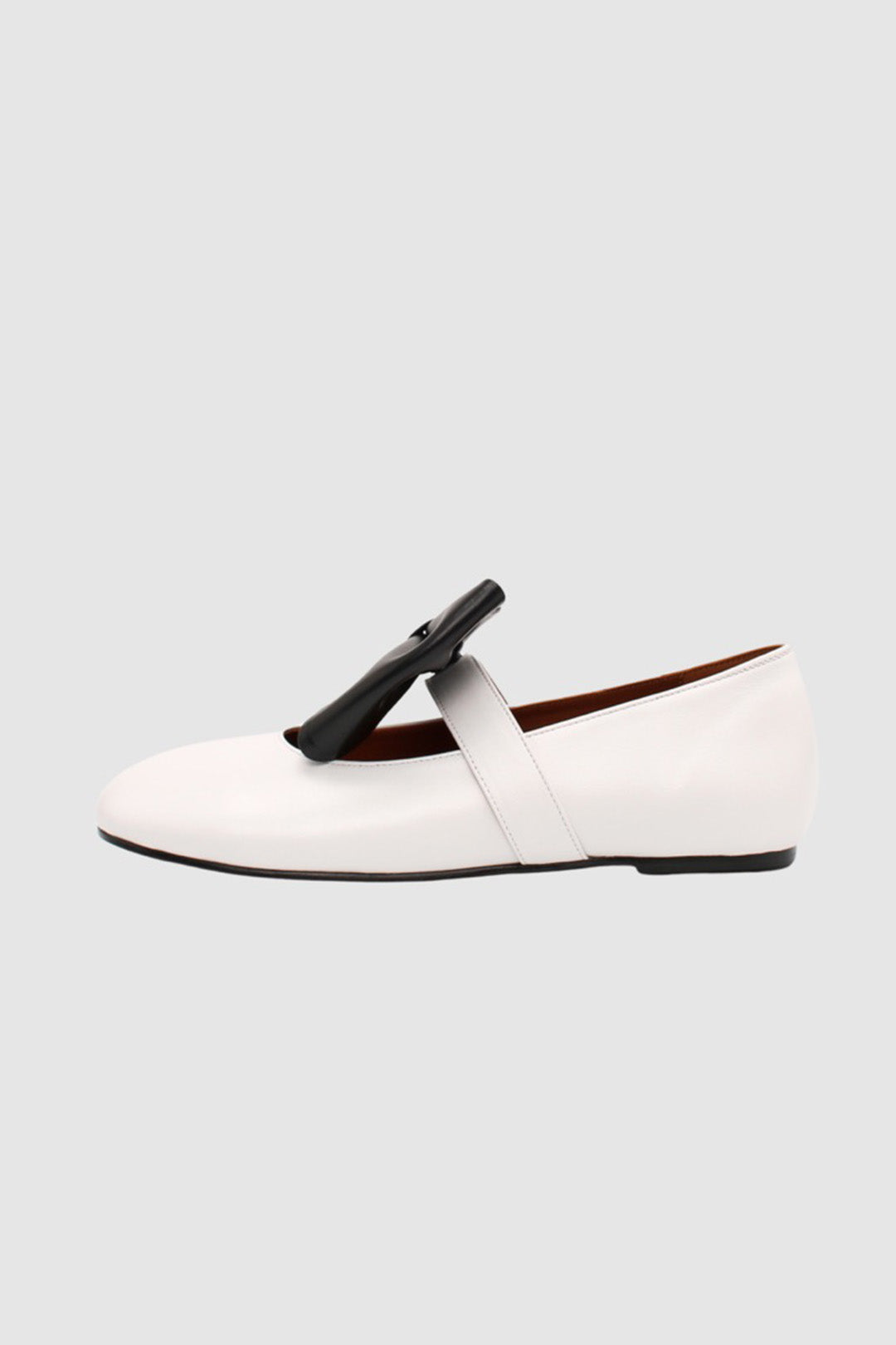 Finoacinque Soo Bow Mary Jane flat shoes in white and black with a bow detail, featuring a classic Mary Jane style and rounded toe.