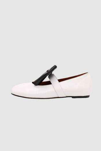 Finoacinque Soo Bow Mary Jane flat shoes in white and black with a bow detail, featuring a classic Mary Jane style and rounded toe.