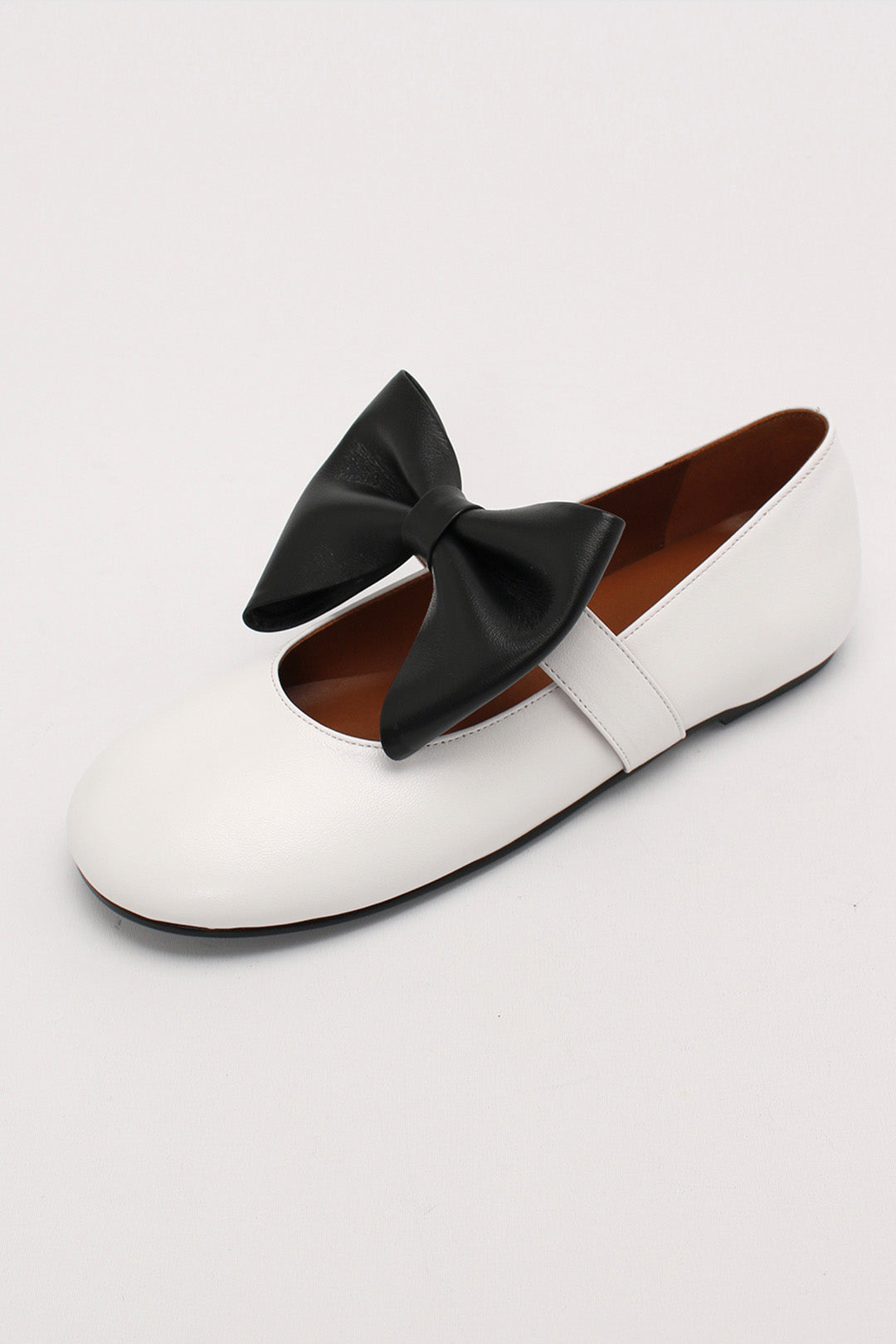 Finoacinque Soo Bow Mary Jane flat shoes in white and black with a bow detail, featuring a classic Mary Jane style and rounded toe.