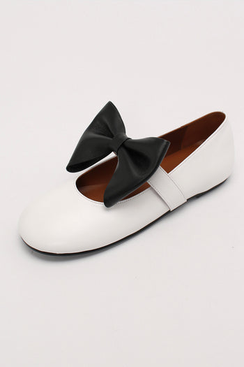 Finoacinque Soo Bow Mary Jane flat shoes in white and black with a stylish bow detail, perfect for casual or dressy wear