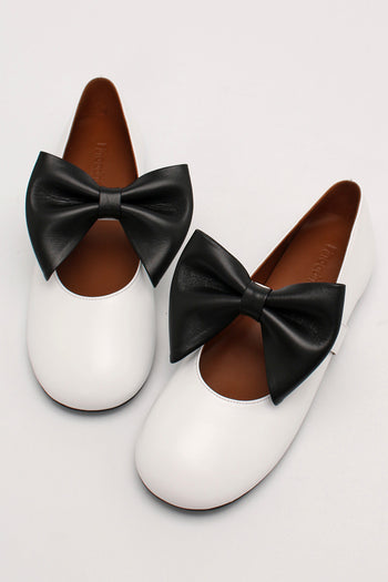 Finoacinque Soo Bow Mary Jane flat shoes in white and black with a bow detail, featuring a classic T-strap design.
