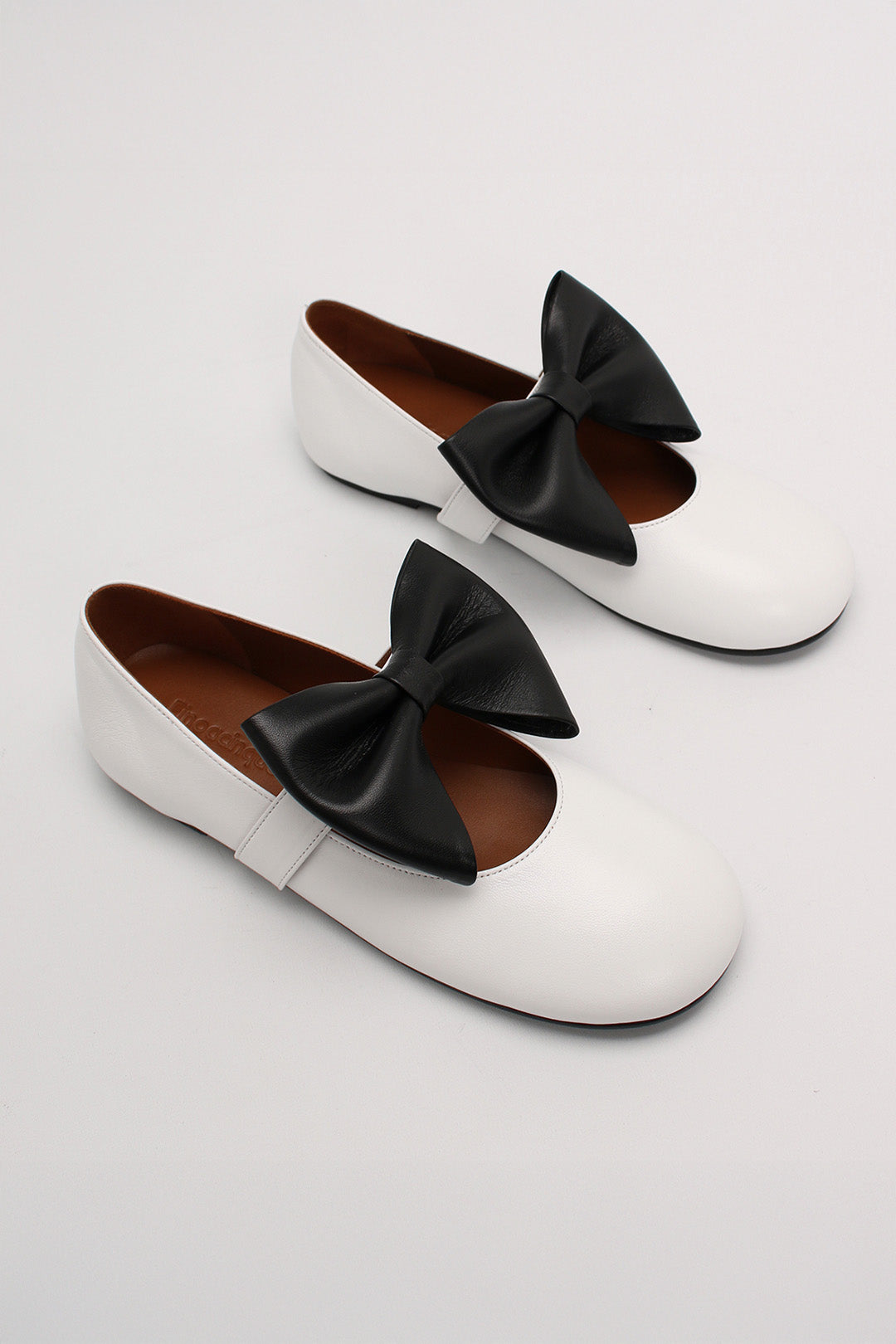 Finoacinque Soo Bow Mary Jane flat shoes in white and black with a bow detail, featuring a classic Mary Jane design.