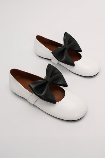 Finoacinque Soo Bow Mary Jane flat shoes in white and black with a bow detail, featuring a classic Mary Jane design.