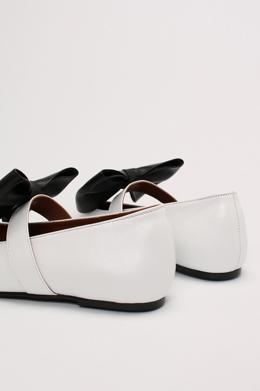 Finoacinque Soo Bow Mary Jane flat shoes in white and black with a decorative bow, stylish and comfortable footwear for women.