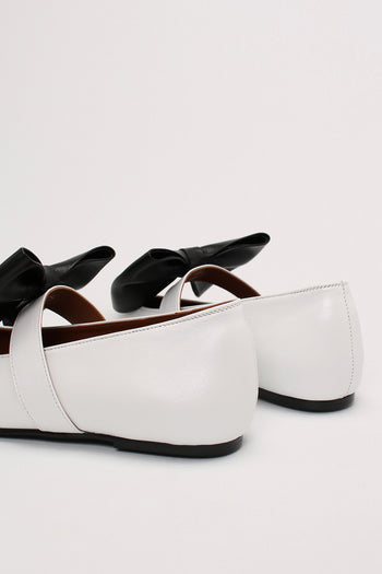 Finoacinque Soo Bow Mary Jane flat shoes in white and black with a decorative bow, stylish and comfortable footwear for women.