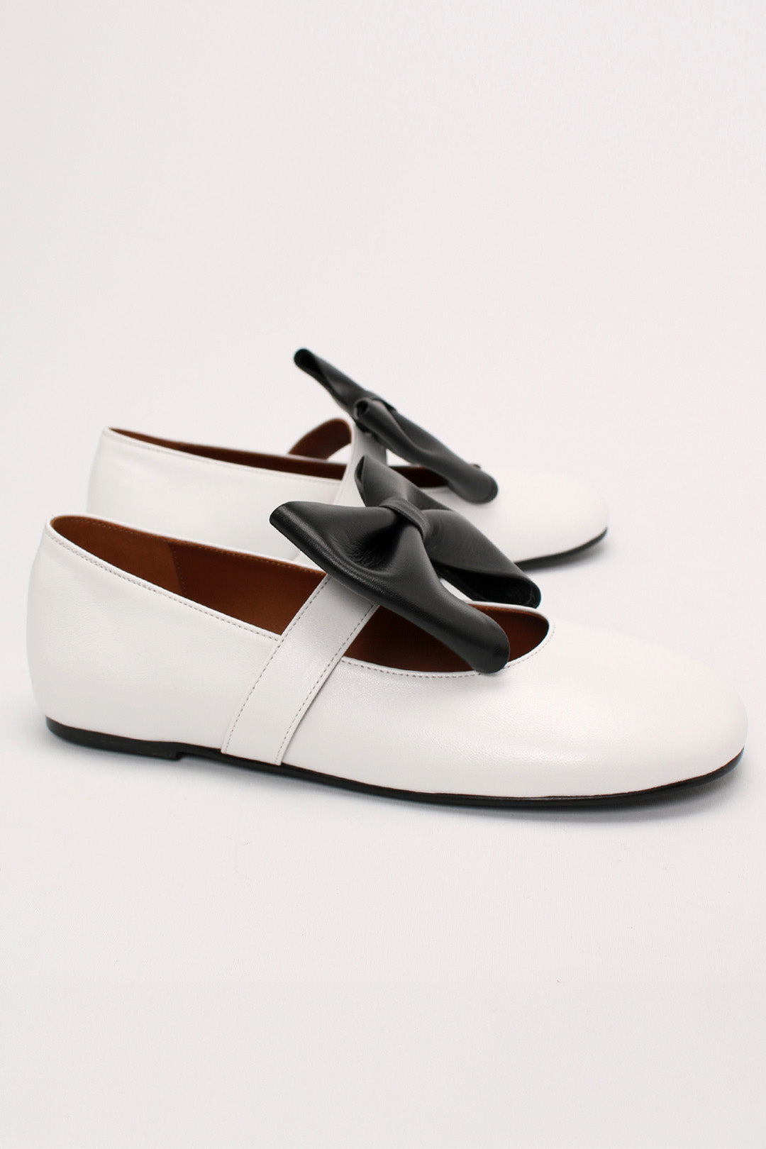 Finoacinque Soo Bow Mary Jane flat shoes in white and black with a bow detail, stylish and comfortable for casual wear.