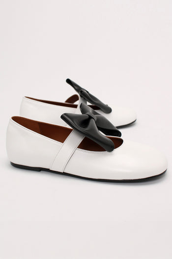 Finoacinque Soo Bow Mary Jane flat shoes in white and black with a bow detail, stylish and comfortable for casual wear.